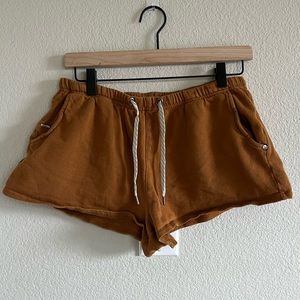 Vuori lounge short camel color. Small snag on waistband. Size M. Used condition.
